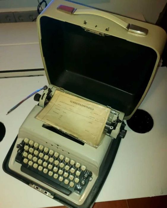 Máquina de escrever Adler