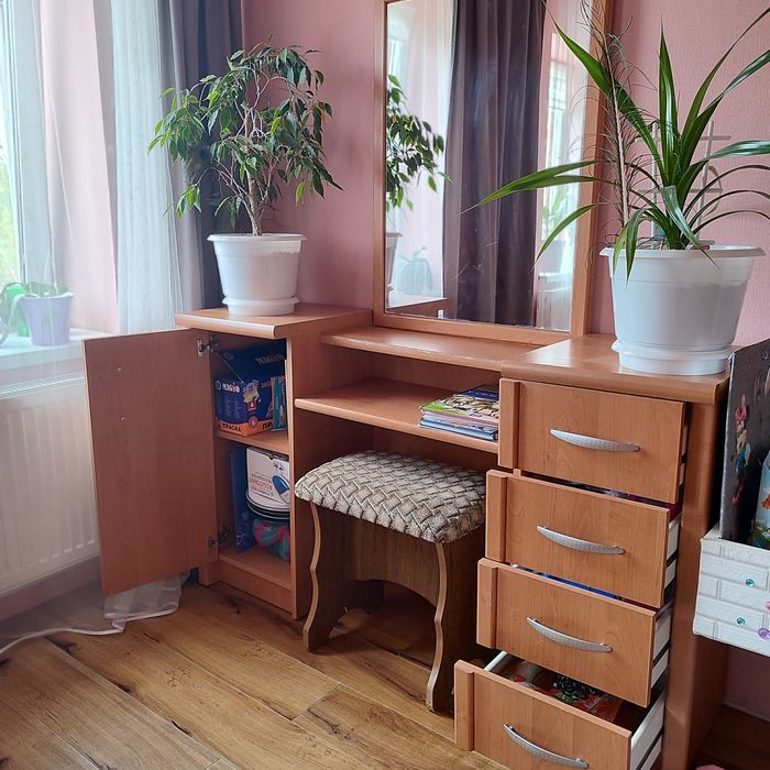 Туалетный столик макіяжний стіл у перукарню