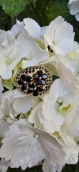 Pierścionek czarne cyrkonie kwiat regulowany