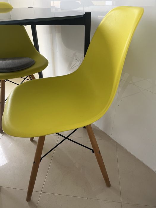 Mesa tampo vidro preto e 4 cadelras