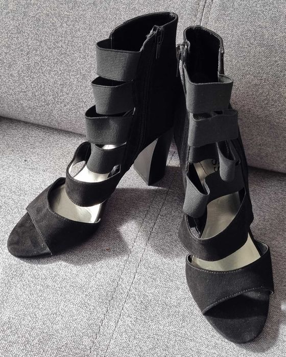 Guess czarne  buty na obcasie roz38 zamsz gumka stan bardzo dobry