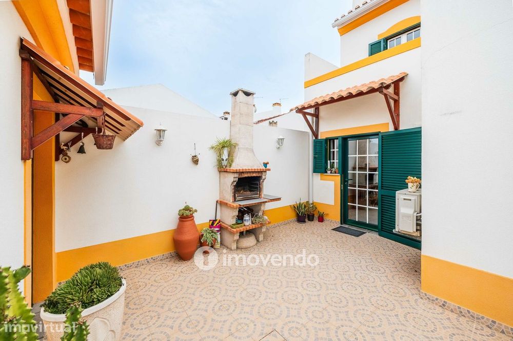 Moradia T4 com garagem e espaço exterior enorme, em Coruche