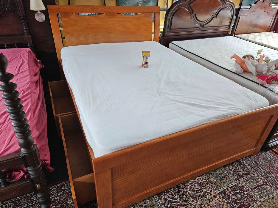 Cama em madeira maciça, com 4 gavetas, estrado e colchão