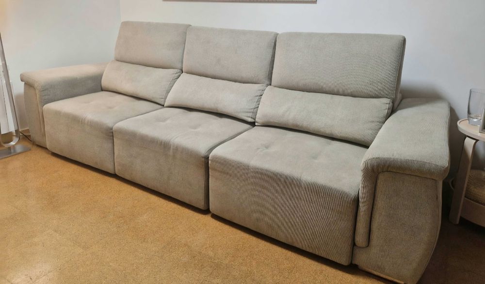 Sofá com três acentos extensíveis