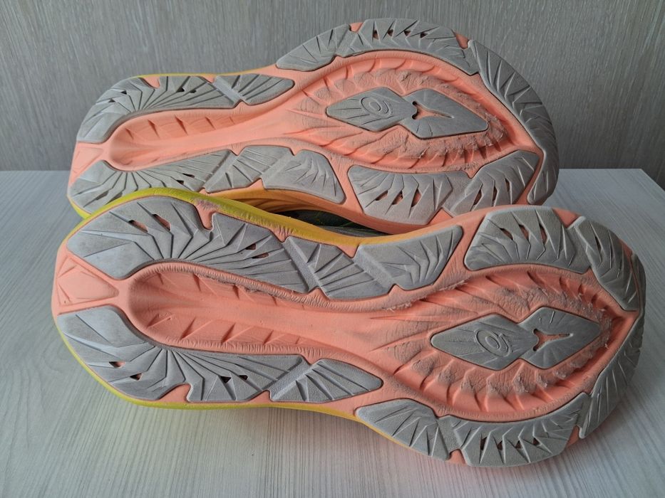 Кросівки бігові ASICS Novablast 4 Paris