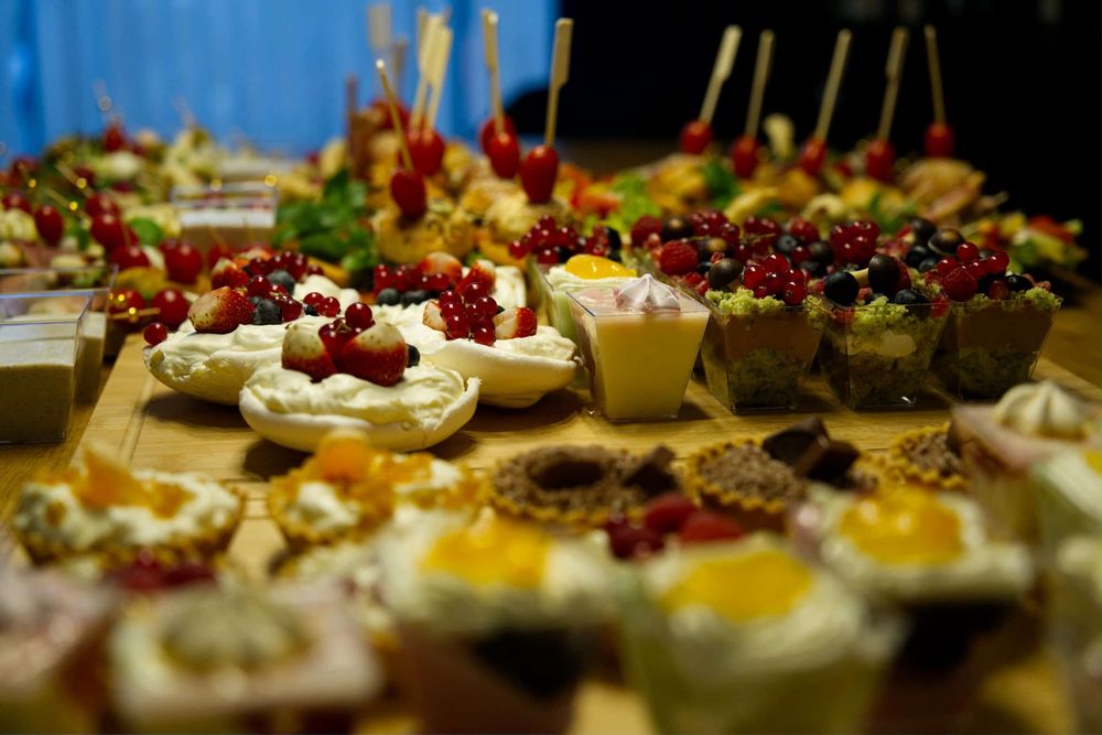 Przystawki na imprezę, party boxy, tace, catering