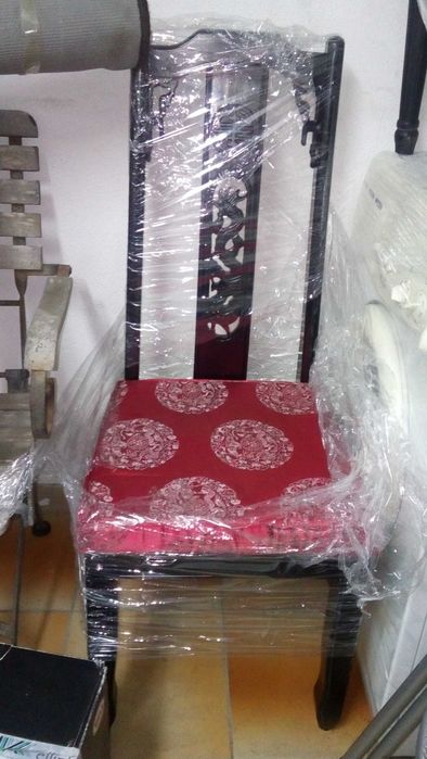 Cadeira chinesa preta estofada