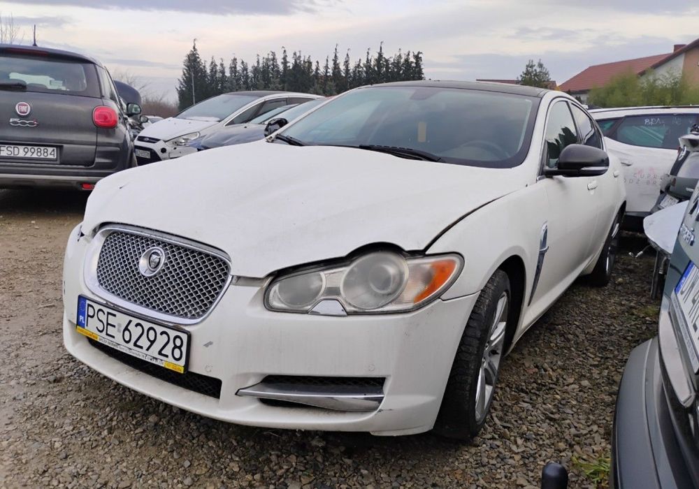 Jaguar XF 2010r, 3.0 Diesel. AUTOMAT. Lekko uszkodzony prawy przód.