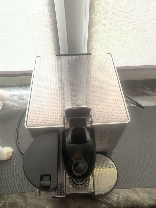 Капсульна кавомашина De'Longhi Nespresso Lattissima Premium EN 720.M