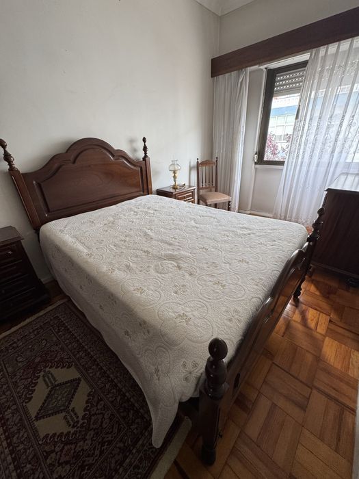 Moveis de quarto casal: 1 cama, 2 mesas cabeceira, uma comoda, um guardafatos, uma cadeia e um espelho