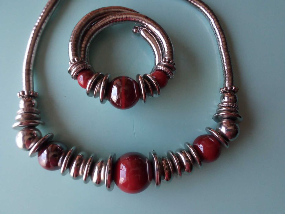 Conjunto de colar e pulseira, usados