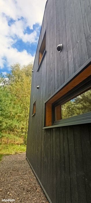 Dom drewniany całoroczny w lesie nad rzeką Wkrą