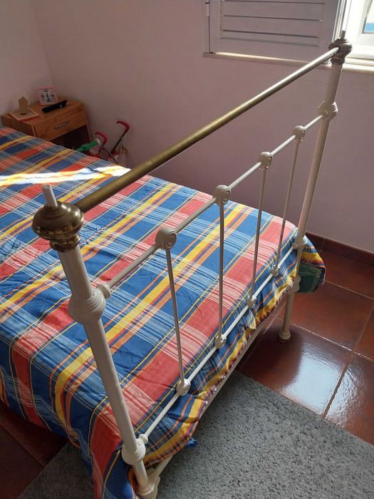 Cama de ferro fundido antiga completa (colchão incluindo "praticamente novo")
