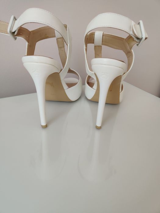 Białe sandałki szpilki.