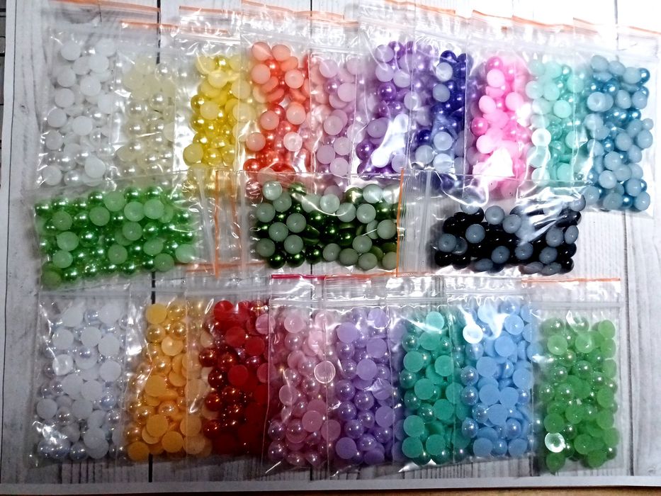 Напівнамистини різні