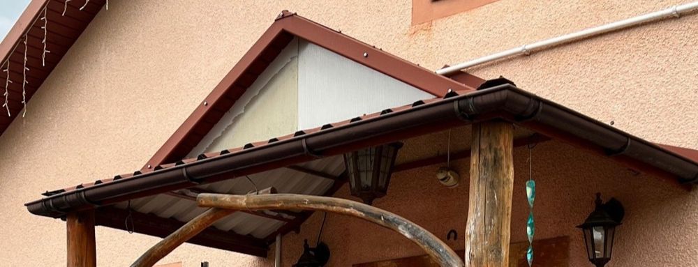 Metalowy daszek nad drzwi