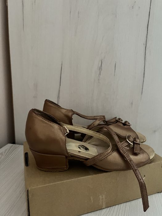 Танцювальні туфлі