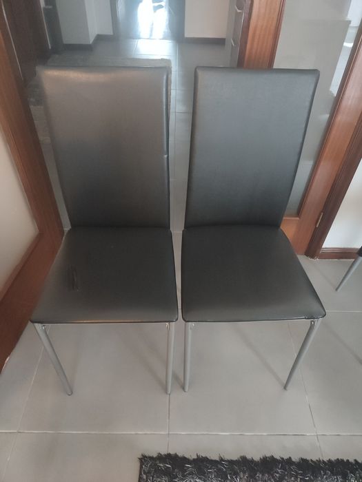 Vendo cadeiras em pele e polipel apenas 40€