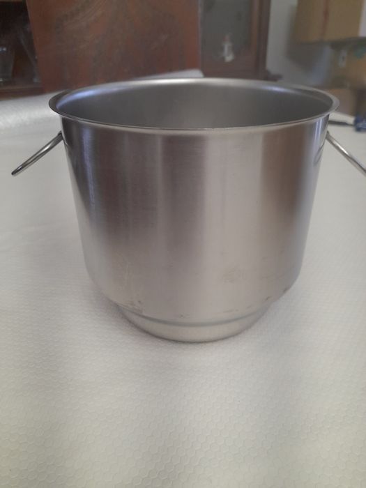 Balde de gelo em inox
Tem 19 cm de diametro e 19 cm de