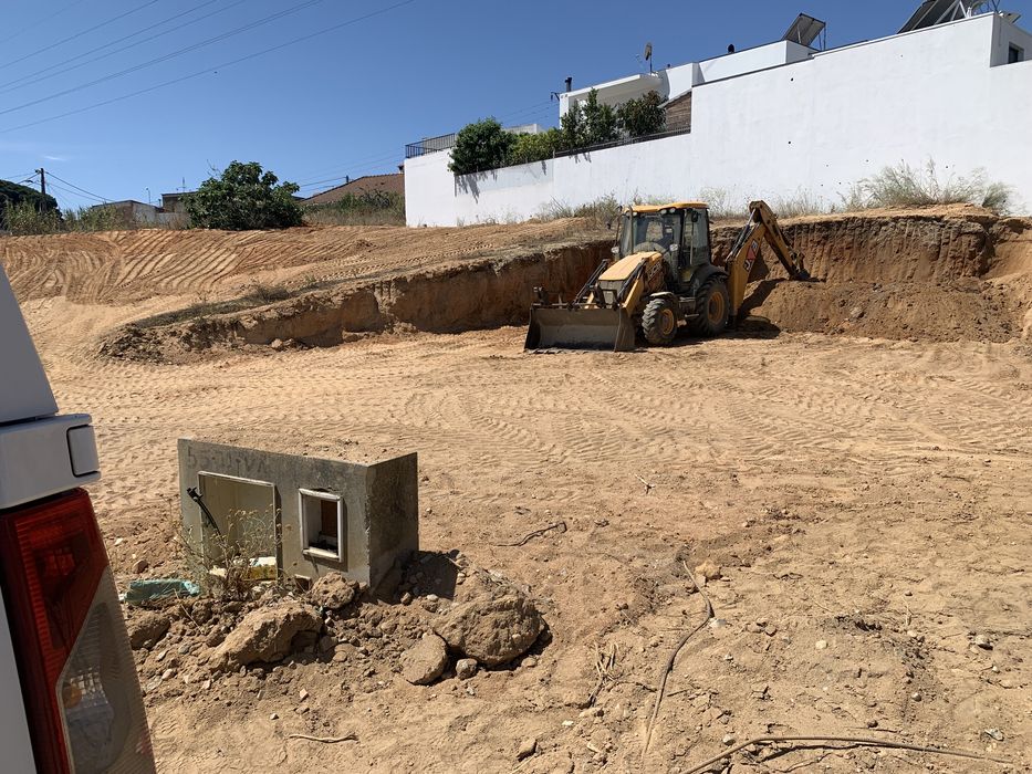 Serviço de máquinas camião grua e carrinha basculante