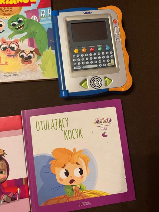 Zestaw książek i puzzli