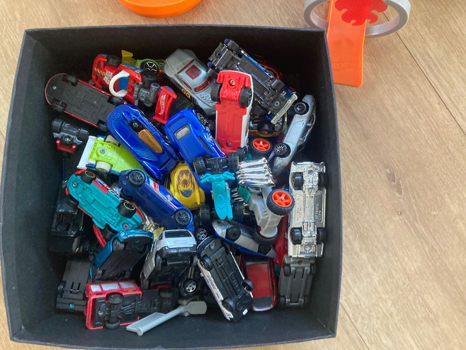 Pista Hot Wheel com carrinhos