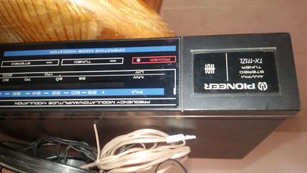 Bloco de rádio de antiga aparelhagem Pionner.