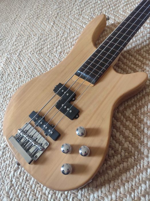 Baixo fretless como novo