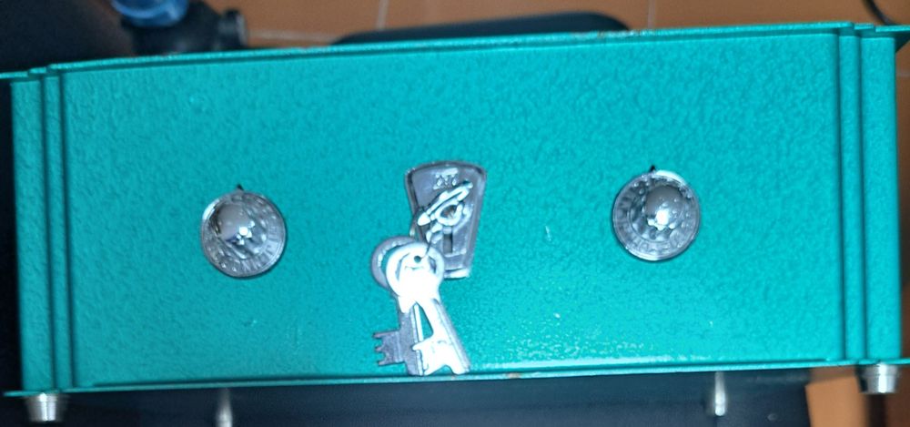 Cofre marca CRC,como novo.