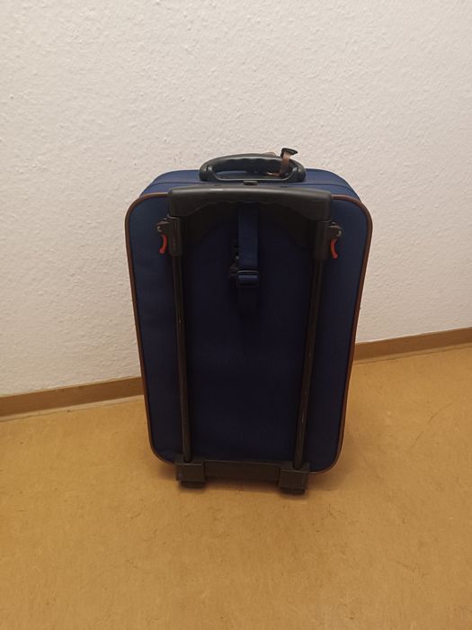 Чемодан средний ,новый 55*35*18см