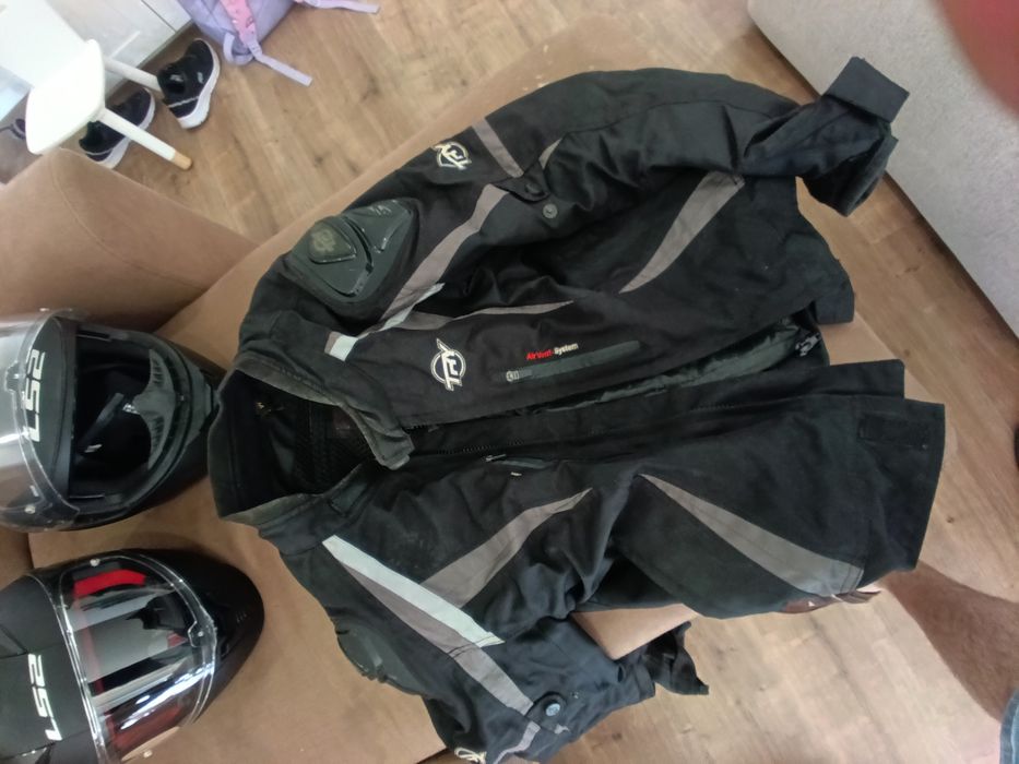 Capacetes e casaco para moto