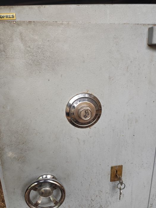 Cofre grande com segredo