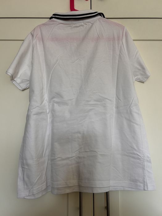 Polo branco, com risca azul no colarinho, tamanho XS -S, marca Brownie
