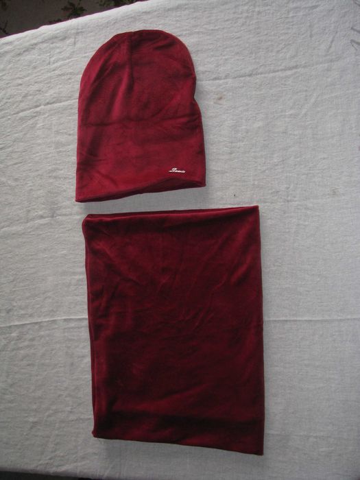 Ciepły welurowy  bordowy komplet czapka i komin
