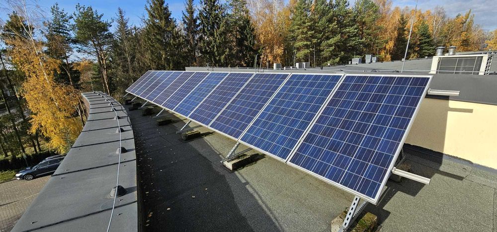 Panele fotowoltaiczne , falownik, stelaż