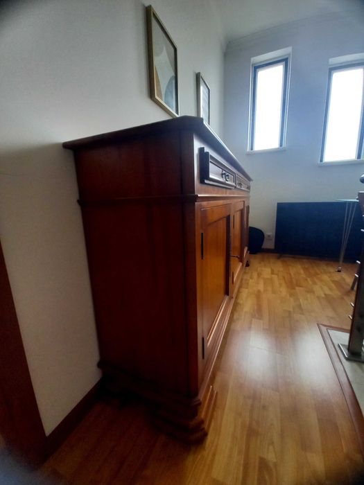 Aparador Madeira macica acabamento cerejeira em muito bom estado