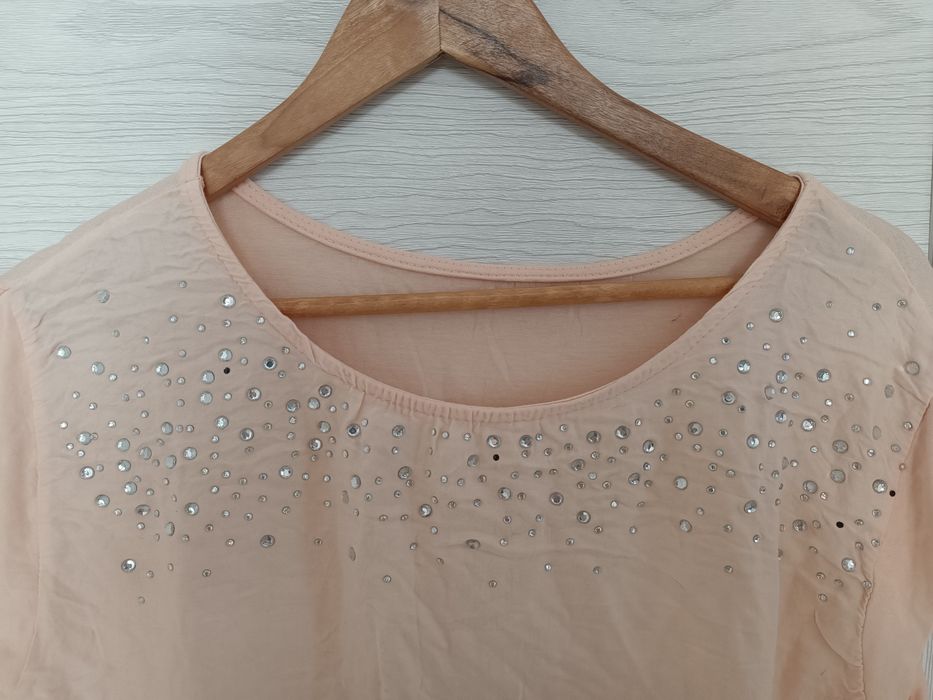 Bluzka z błyszczącymi ozdobami