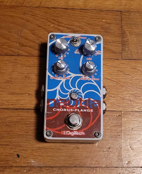Pedais de Guitarra (distorção, chorus, tremolo)