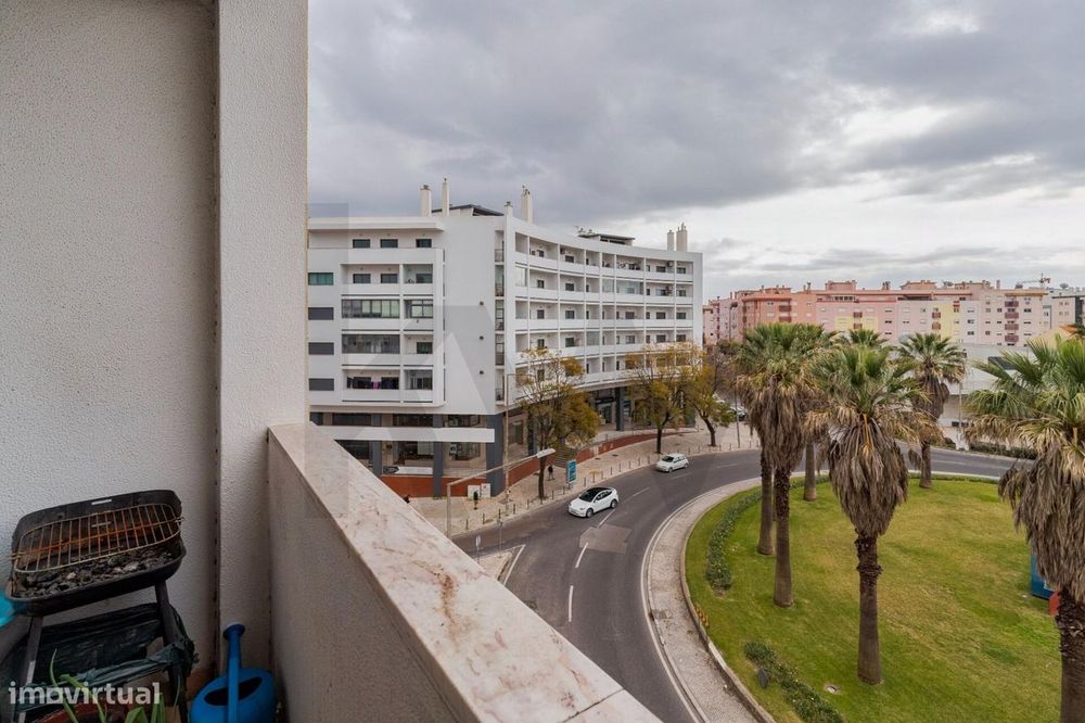 Apartamento T3 com Varanda e Vista para a Serra da Arrábida – Praça de