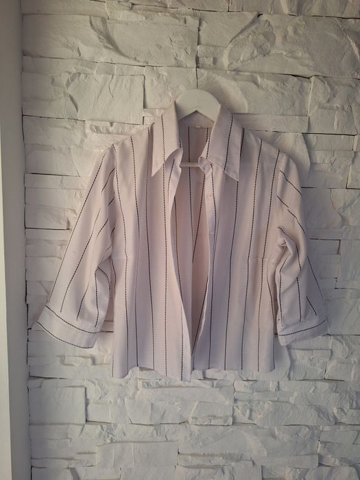 Biała bluzka w czarne paski