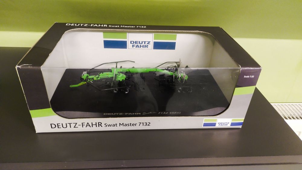 Universal Hobbies Zgrabiarka Deutz fahr jak siku britains 1 32