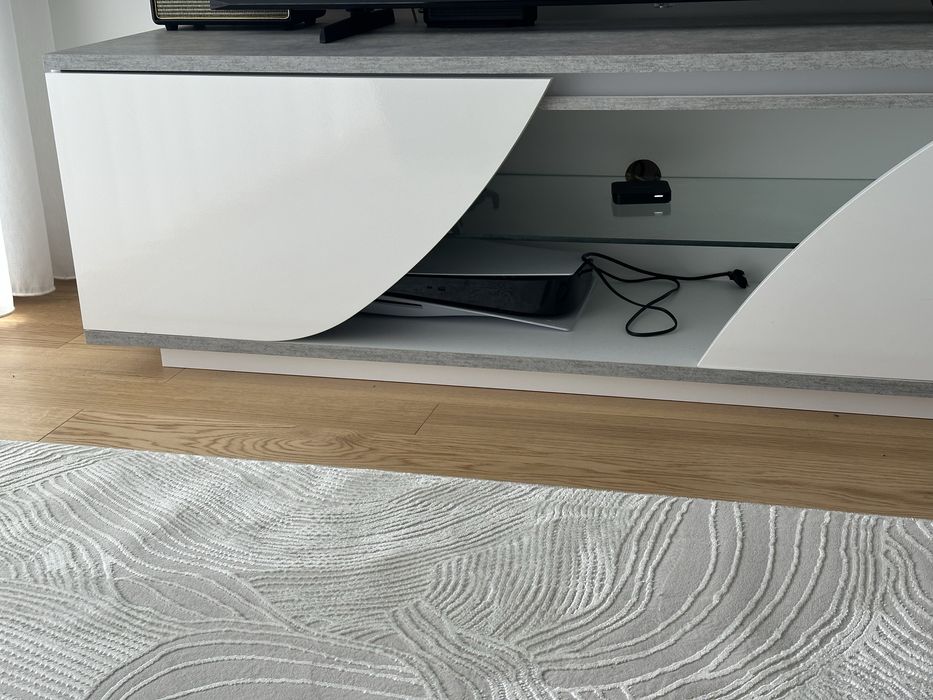 Movel de tv branco e cinza