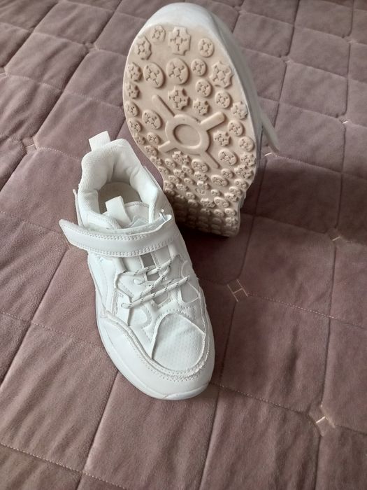 Кросівки у хорошому стані
