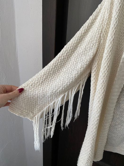 Sweter kardigan Stradivarius biały z frędzlami rozmiar S 36