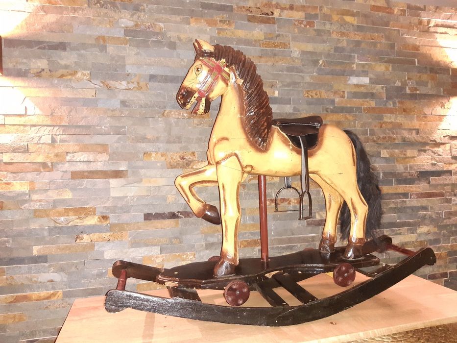 Stary drewniany koń na biegunach.