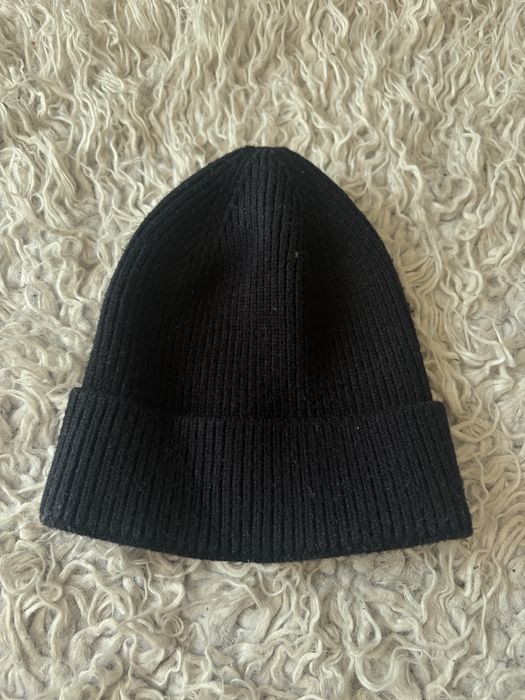 Czarna czapka typu beanie