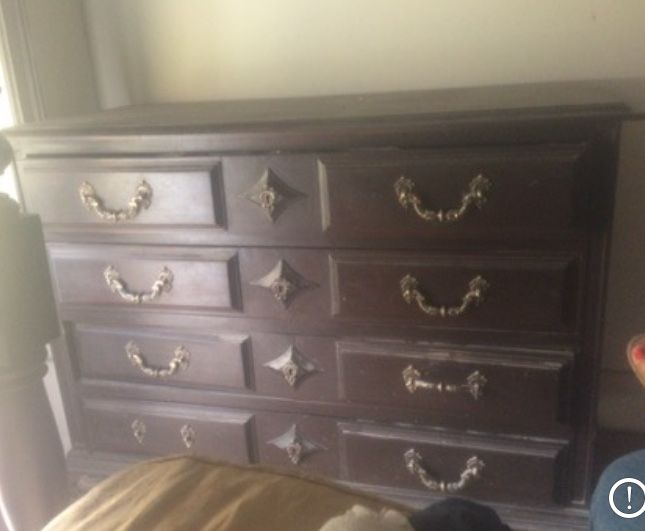 Comoda em otima madeira maciça