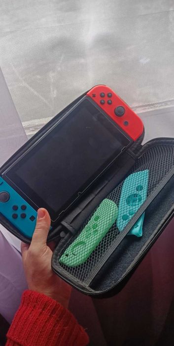 Nintendo Switch + adaptadores TV + capas protetoras