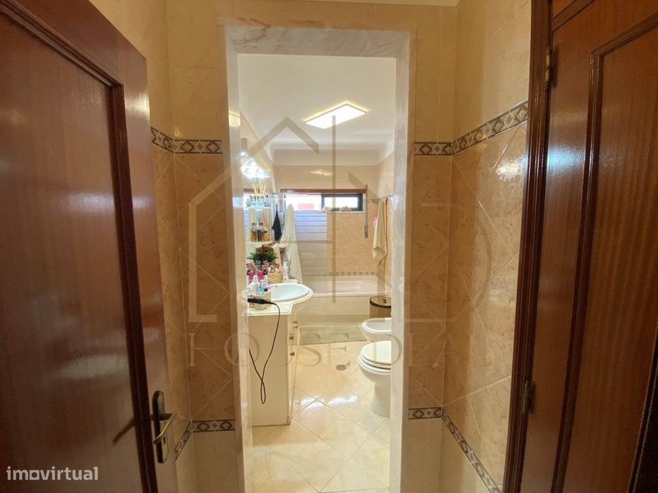 Apartamento T3 com áreas generosas no Centro da Moita