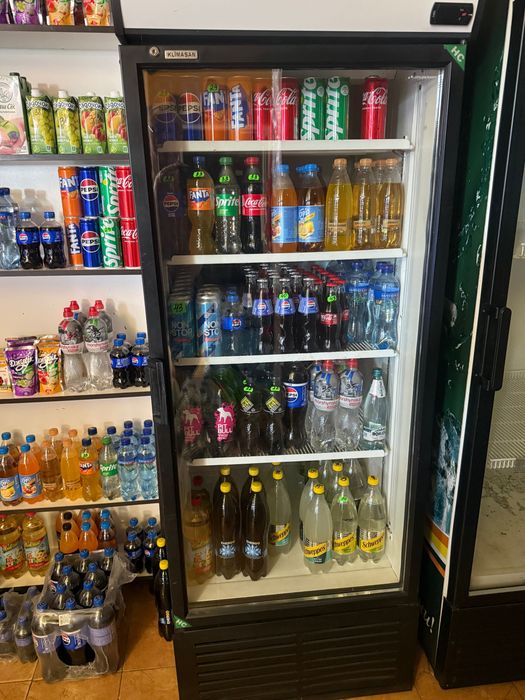 Продам холодильну вітрину у відмінному стані